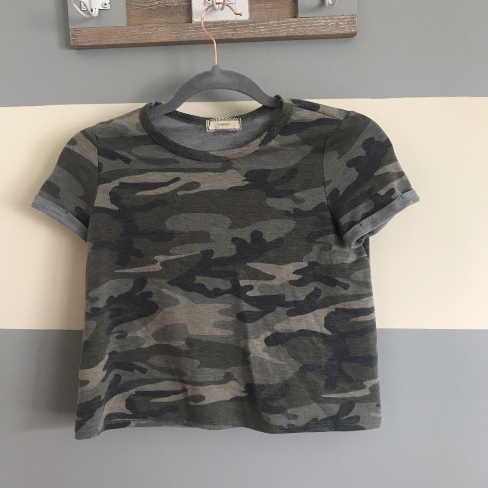 Cropped camouflage tee